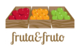A logo da empresa Fruta & Fruto, caixotes de madeira com frutas dentro.